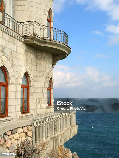 Castello Sopra Il Mare I - Fotografie stock e altre immagini di Balcone - Balcone, Castello, Acqua