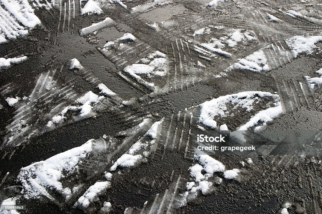 Titres de pneu dans la neige - Photo de Fondre libre de droits