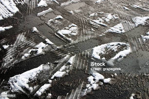 Photo libre de droit de Titres De Pneu Dans La Neige banque d'images et plus d'images libres de droit de Fondre - Fondre, Neige, Neiger