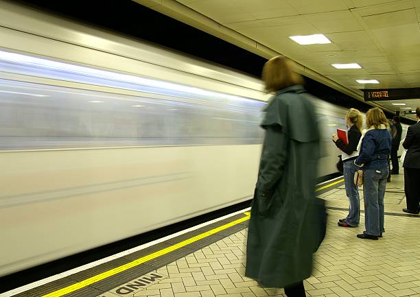 поезд метро - go английское слово стоковые фото и изображения