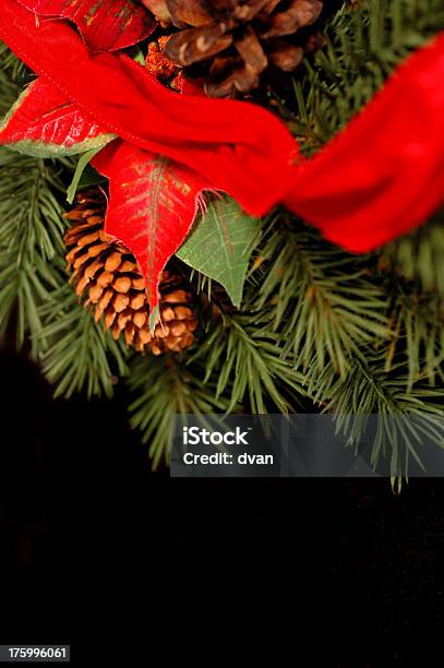 Photo libre de droit de Couronne De Noël banque d'images et plus d'images libres de droit de Arbre - Arbre, Arbre à feuilles persistantes, Boule de Noël