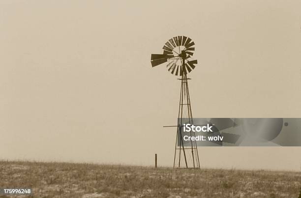 Old De Energía Eólica Foto de stock y más banco de imágenes de Veleta - Veleta, Granja, Abandonado