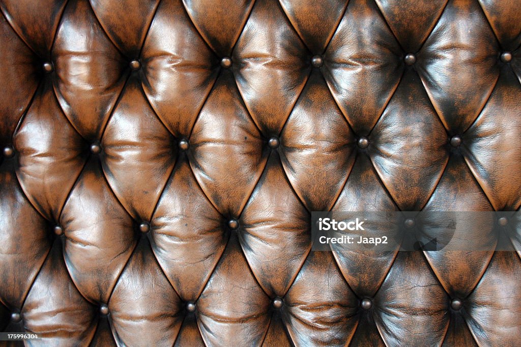 Sofá Chesterfield castanho, fragmento da Parte - Royalty-free Banco - Assento Foto de stock