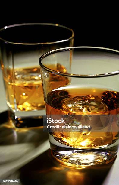 Whisky Óculos Cubos De Gelo - Fotografias de stock e mais imagens de Provar - Provar, Uísque, Bebida