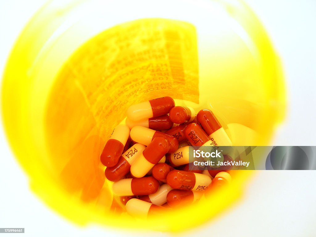 Píldoras en un pillbottle - Foto de stock de Amarillo - Color libre de derechos