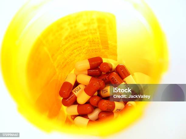Píldoras En Un Pillbottle Foto de stock y más banco de imágenes de Amarillo - Color - Amarillo - Color, Asistencia sanitaria y medicina, Complemento vitamínico