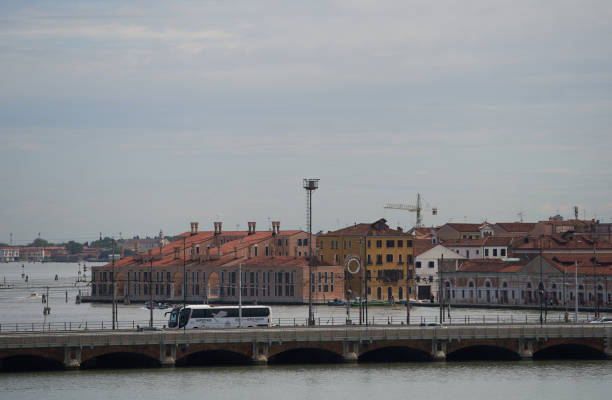 ponte da liberdade (em italiano: ponte della libertà), uma ponte rodoviária que liga veneza ao continente - eugenio miozzi - fotografias e filmes do acervo