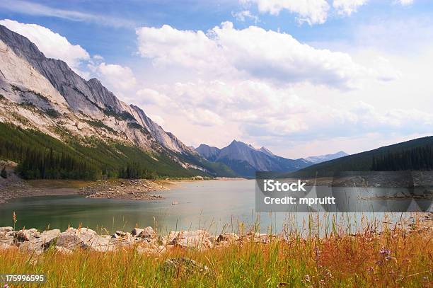 Lago De Montaña Foto de stock y más banco de imágenes de Agua - Agua, Aire libre, Alberta
