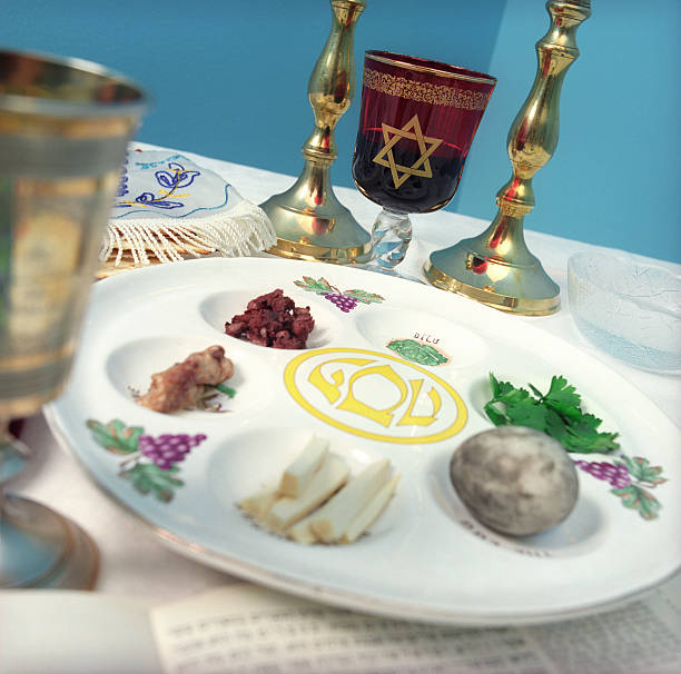 pesach jewish wielkanoc posiłek - tzafun zdjęcia i obrazy z banku zdjęć