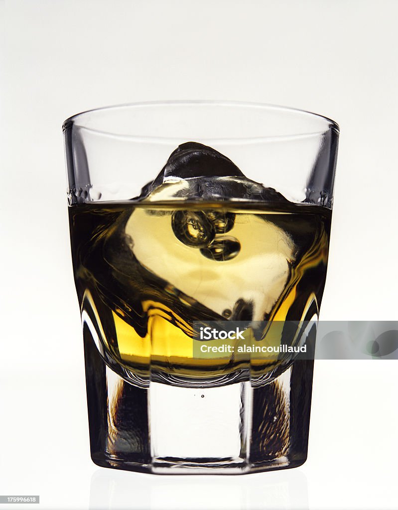 Whisky i lodu w szkle Zbliżenie - Zbiór zdjęć royalty-free (Alkohol - napój)