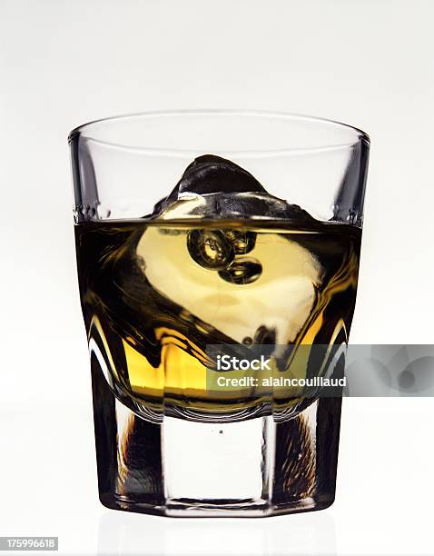 Whisky I Lodu W Szkle Zbliżenie - zdjęcia stockowe i więcej obrazów Alkohol - napój - Alkohol - napój, Bez ludzi, Białe tło