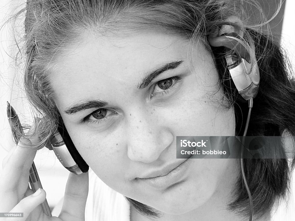 teen retrato B & W-girl con auriculares - Foto de stock de 14-15 años libre de derechos