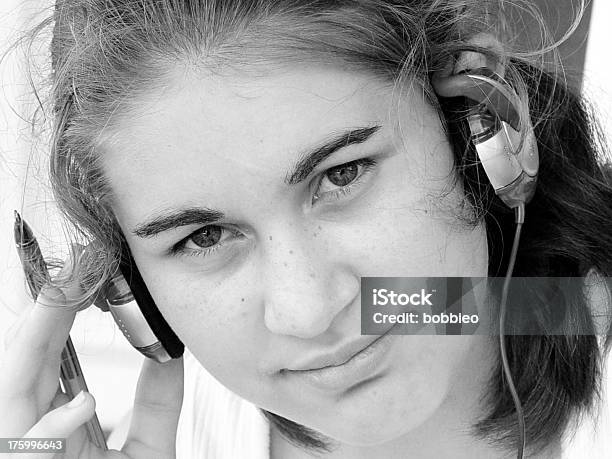 Teen Retrato B Wgirl Con Auriculares Foto de stock y más banco de imágenes de 14-15 años - 14-15 años, Adolescencia, Adolescente