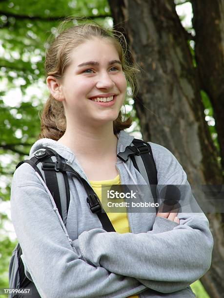 Foto de Teensurfista Esperando Ônibus Escolar 3 e mais fotos de stock de Adolescente - Adolescente, Adolescência, Adulto