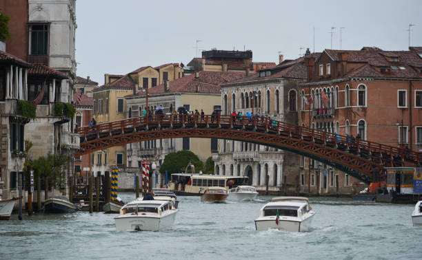 antico ponte di legno sul canal grande (italiano: ponte dell'accademia) che collega i sestieri di dorsoduro e san marco a venezia - 1933 accademia bridge bridge venice italy foto e immagini stock