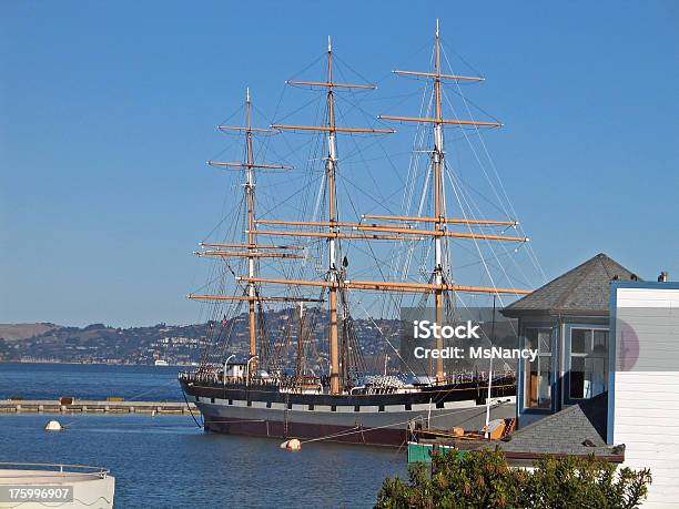 Photo libre de droit de Grand Voilier Dans La Baie De San Francisco banque d'images et plus d'images libres de droit de Baie - Eau - Baie - Eau, Balise flottante, Bateau à voile