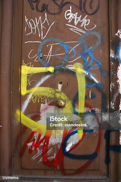 Photo libre de droit de Peinture Sur Graffiti Coloré Grunge Panneaux De Porte En Bois Encadrée banque d'images et plus d'images libres de droit de Art