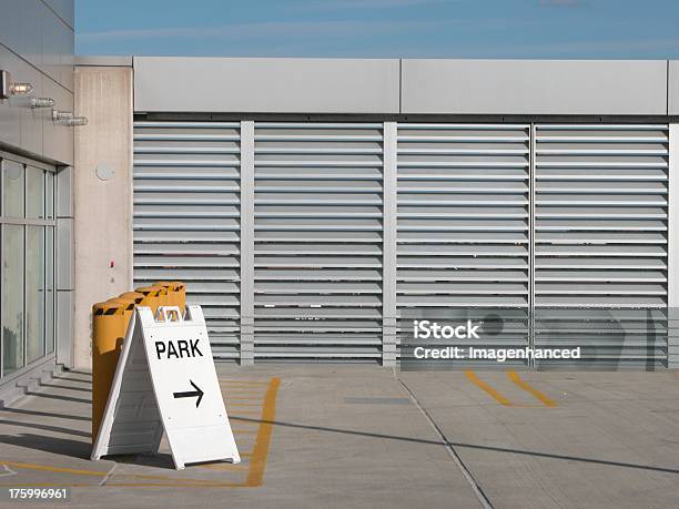 Livello Del Tetto Del Garage Di Parcheggio - Fotografie stock e altre immagini di Garage - Garage, Valletto personale, Automobile