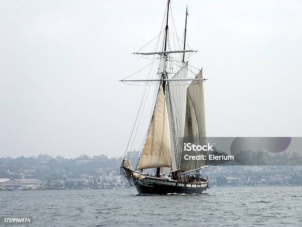 Piratenschiff 2 Stockfoto und mehr Bilder von 30-34 Jahre - 30-34 Jahre, Auf dem Wasser treiben, Bucht