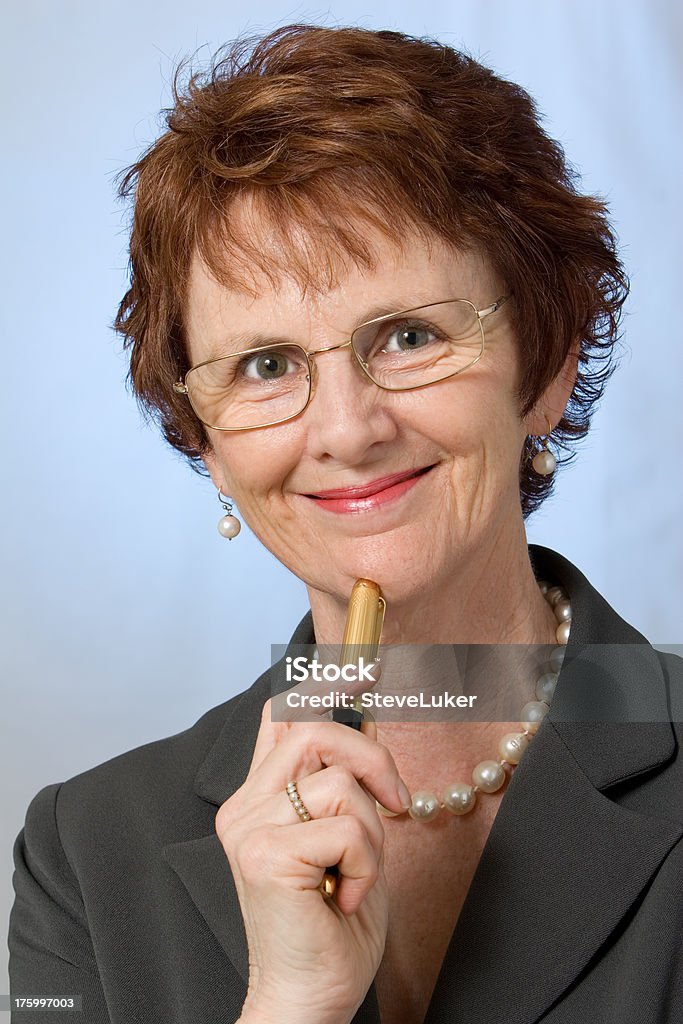Donna con penna - Foto stock royalty-free di Abbigliamento elegante