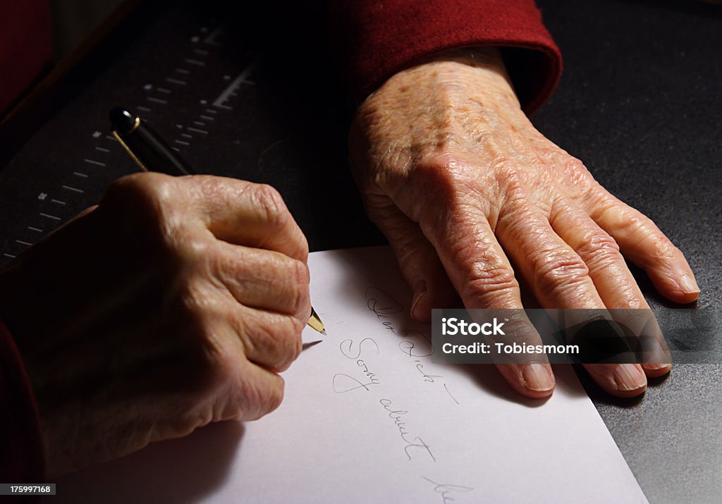 Gentleman âgé mains écrire - Photo de Correspondance libre de droits
