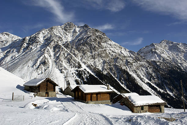 cottages alpines recouvertes de neige - tirol north tirol hut austria photos et images de collection
