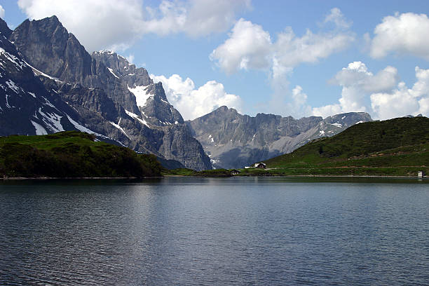 Lago de montanha - foto de acervo