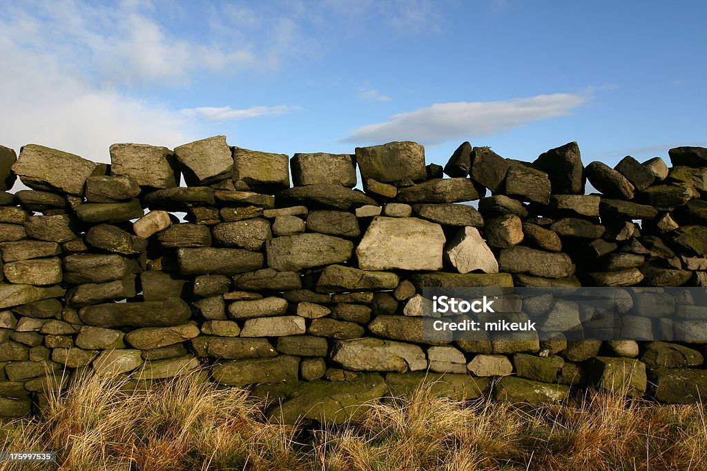 Mão construído farm seco parede de pedra, Yorkshire, Inglaterra. - Foto de stock de Agricultura royalty-free