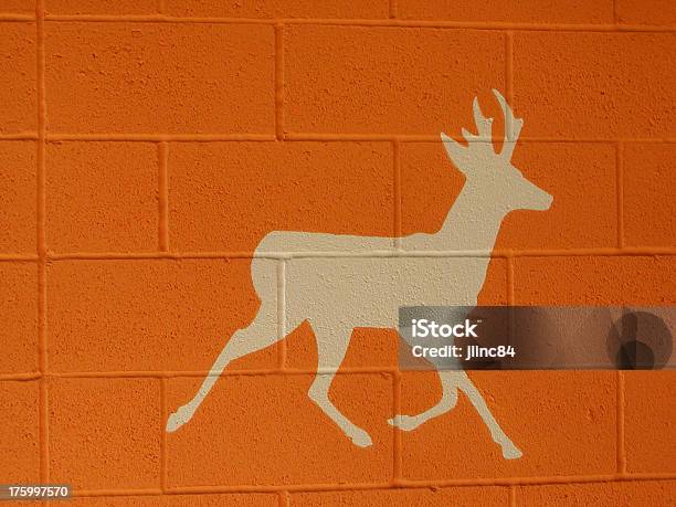 Deer En Cinderblock Foto de stock y más banco de imágenes de Animal - Animal, Bloque - Bloque de hormigón, Bloque - Forma