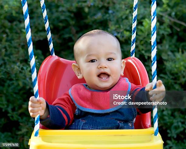 Baby Boy En Columpio Foto de stock y más banco de imágenes de Aire libre - Aire libre, Alegre, Amarillo - Color