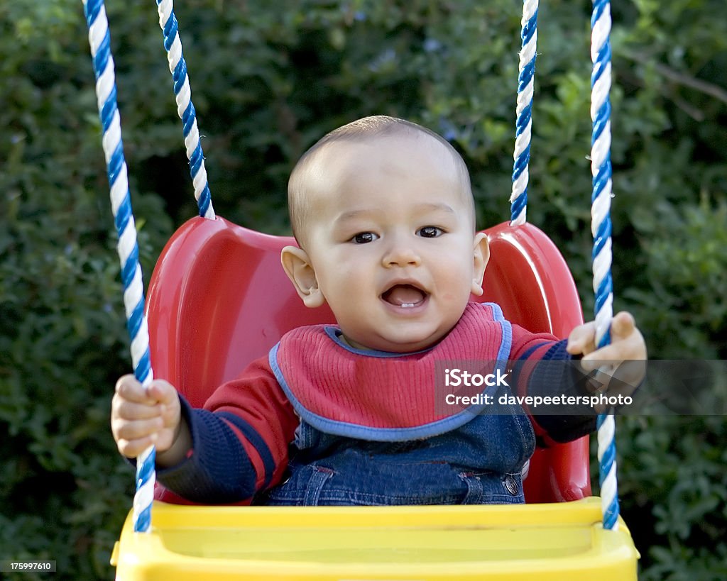 Baby Мальчик в качели - Стоковые фото Беззаботный роялти-фри