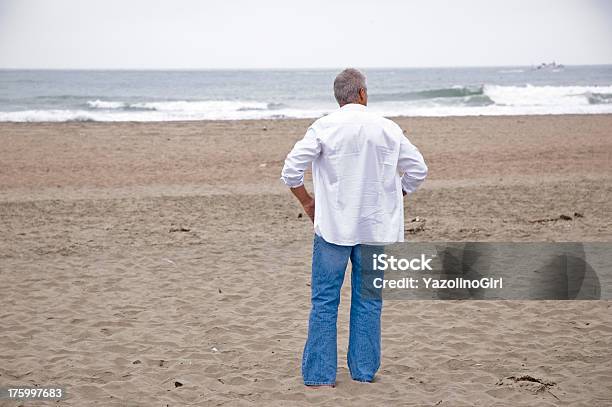 Alter Mann Am Strand Stockfoto und mehr Bilder von 50-54 Jahre - 50-54 Jahre, 70-79 Jahre, Lebensstil