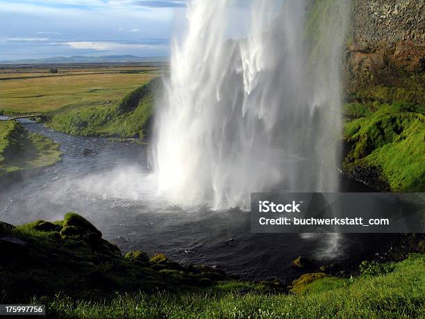 Foto de De Seljalandsfoss Cascata Magnífica Na Islândia 1 e mais fotos de stock de Cachoeira Skogafoss