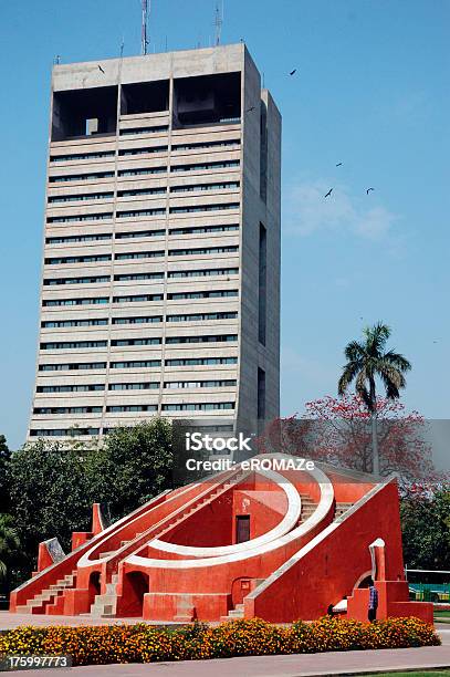 Arquitectura De Contraste Foto de stock y más banco de imágenes de Jantar Mantar - Nueva Delhi - Jantar Mantar - Nueva Delhi, Arquitectura, Bloque de Oficinas