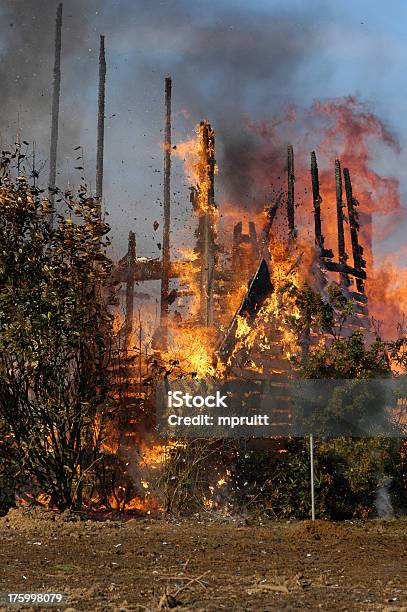 House Feuer Stockfoto und mehr Bilder von Abgerissen - Abgerissen, Angst, Bauernhaus