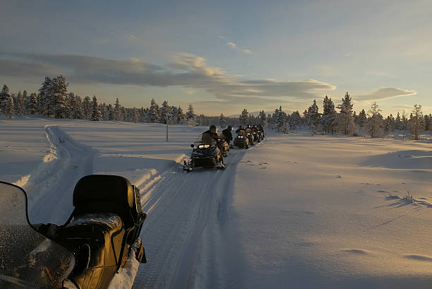 снегоходах отдых в финляндии/лапландия-series - snowmobiling adventure snow travel стоковые фото и изображения