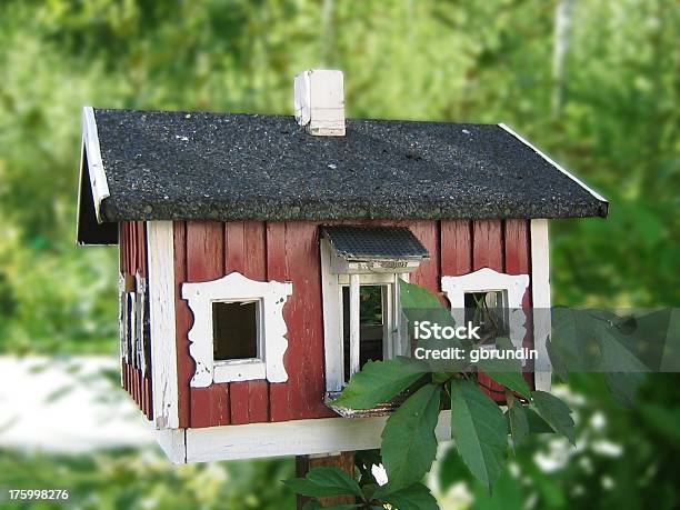 Casetta Per Gli Uccelli Con Sfondo Verde - Fotografie stock e altre immagini di Ambientazione esterna - Ambientazione esterna, Animale, Bianco