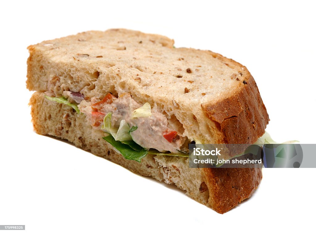 Mayonesa un sándwich de atún Wholemeal Aislado en blanco en rebanadas - Foto de stock de Atún - Pescado libre de derechos