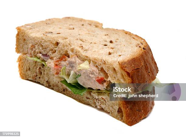 Mayonesa Un Sándwich De Atún Wholemeal Aislado En Blanco En Rebanadas Foto de stock y más banco de imágenes de Atún - Pescado