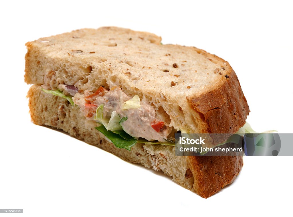 Wholemeal тунец Майонез Сэндвич нарезанные изолированные против белый - Стоковые фото Без людей роялти-фри