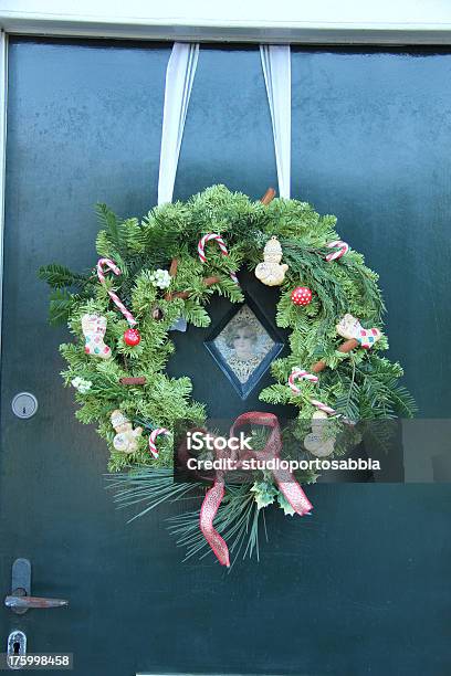 Corona Di Natale Su Una Porta - Fotografie stock e altre immagini di Ambientazione esterna - Ambientazione esterna, Arredamento, Blu