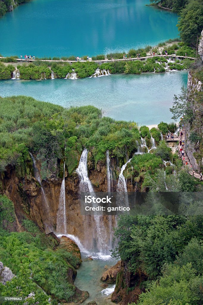 Impactante vista en el parque nacional de Plitvice Lakes - Foto de stock de Parque Nacional de los Lagos de Plitvice libre de derechos