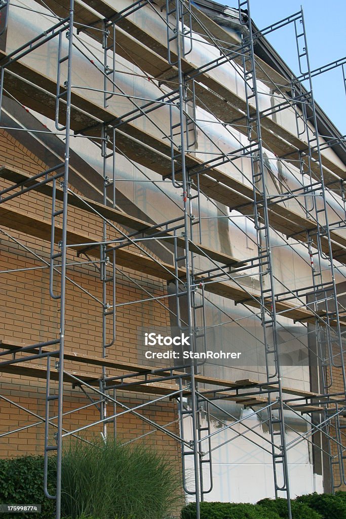 Des échafaudages seront installés pour les travaux de Construction de l'église - Photo de Affaires libre de droits