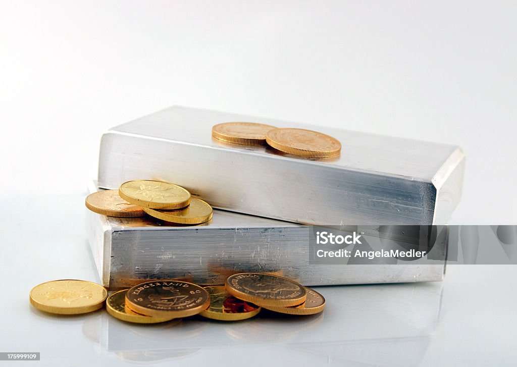 Silver bares com moedas de ouro. - Foto de stock de Dourado - Descrição de Cor royalty-free