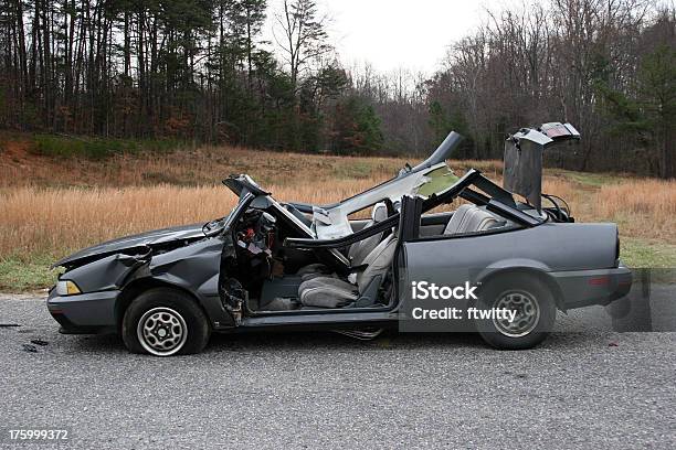 Unfall 7 Stockfoto und mehr Bilder von Auto - Auto, Abbrechen, Abgerissen