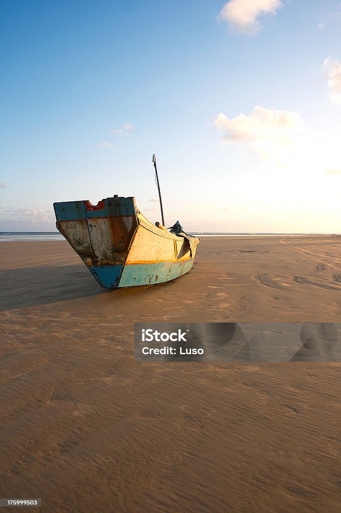 Canoë repose sur la plage au coucher du soleil (Brésil - Photo de Brésil libre de droits