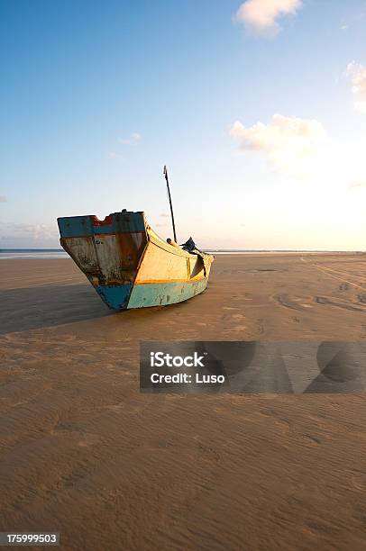 Каноэ Отдыха На Песке На Закате Бразилия — стоковые фотографии и другие картинки Без людей - Без людей, Бразилия, Вертикальный