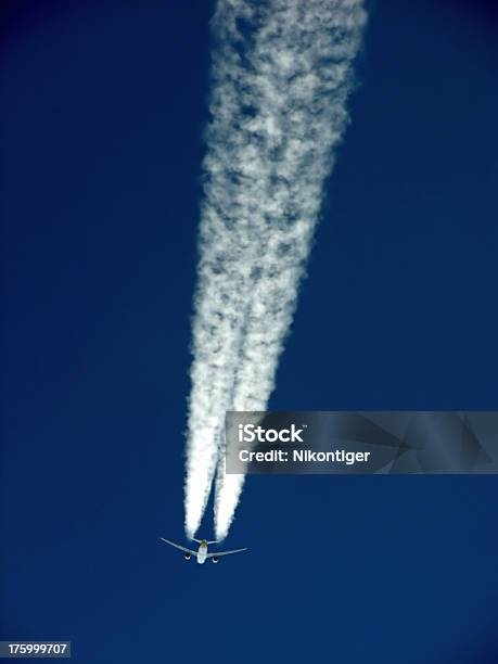 Contrails 공중에 대한 스톡 사진 및 기타 이미지 - 공중, 날기, 높은 곳