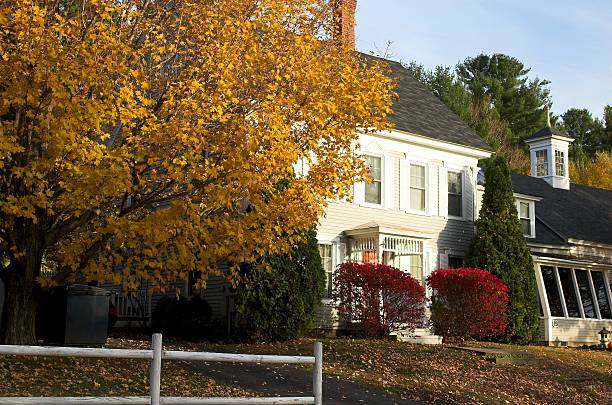Autumn in Maine Maine autumn driveway colonial style house residential structure stock pictures, royalty-free photos & images