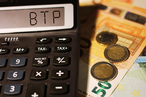 Calculator with the text BTP translating as Italian government bonds.